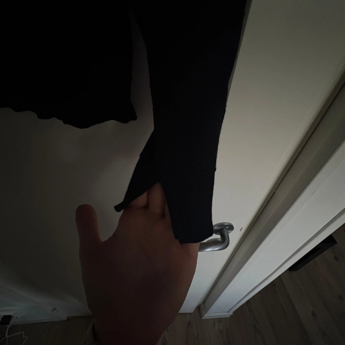 Svart finstickad  långärmad tröja från Mango - 2