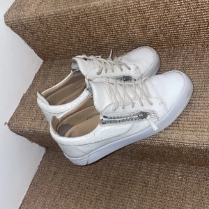 Vita  guiseppes zanito skor  - Guissepes vita ena blixten är borta men annars bra skick skriv för mer bilder osv storlek 43