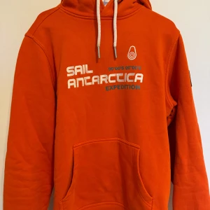 Orange hoodie Sailracing - Har haft hoodien o ett par år och det börjar märkas lite, inga hål eller liknande dock