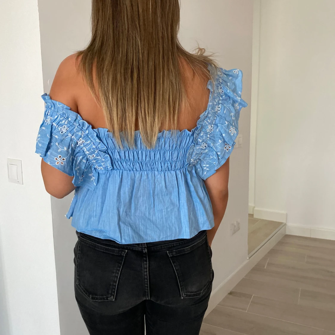 Blå blommig volangtopp - 2