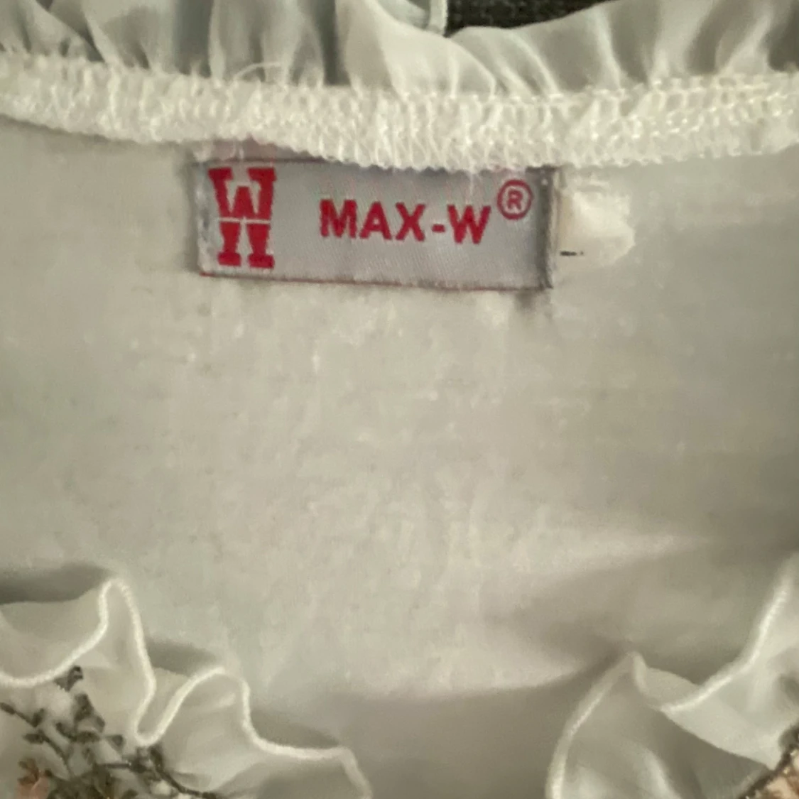 Vit långärmad topp med broderi från MAX-W - 1