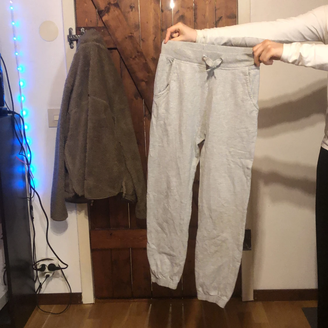 Grå mjukisbyxor med dragsko - 3