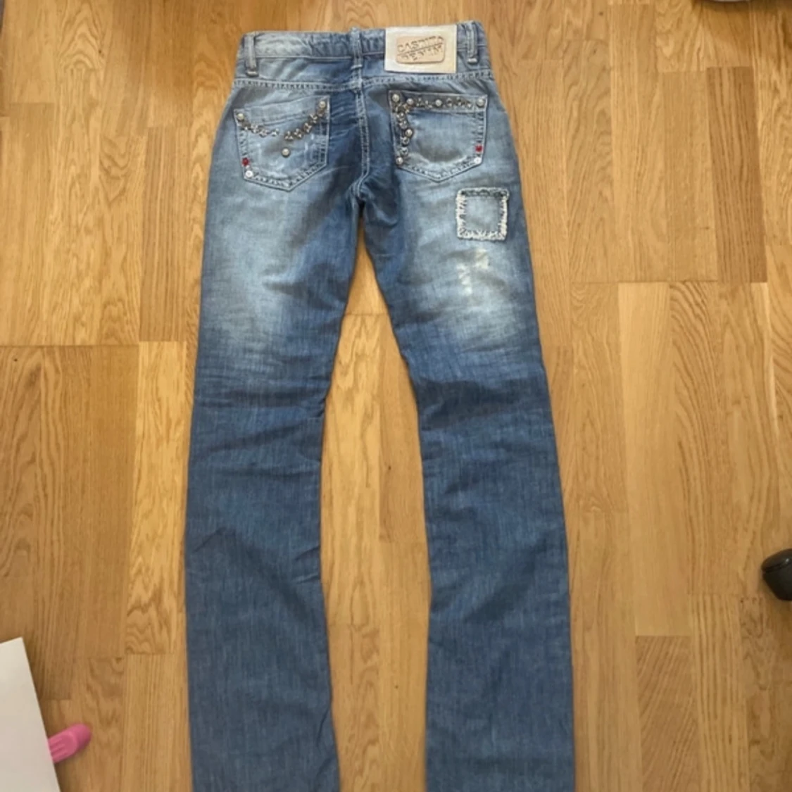 Blå jeansbyxor från Castina Denim med slitningar - 1