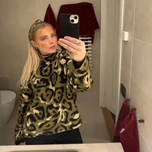 Grön leopardmönstrad zaratröja  - Säljer en mysig tröja med leopardmönster i gröna, svarta och beige toner. Tröjan har en krage och lång ärm, perfekt för kalla dagar. Snygg och trendig att bära till vardags. Använd fåtal gånger, skriv för fler bilder💞