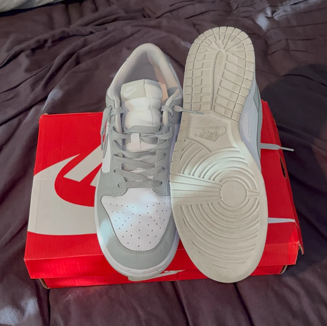 Nike Dunk Low i grått och vitt - 2