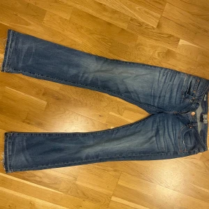 Ltb jeans  - Blå ltb jeans i storlek 27/32, men har sprättat upp nertill för att dom ska passa mig som är 170💗