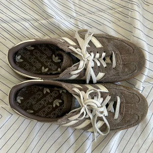 Adidas Spezial sneakers i mocka -  Adidas Spezial sneakers i gråbrun mocka