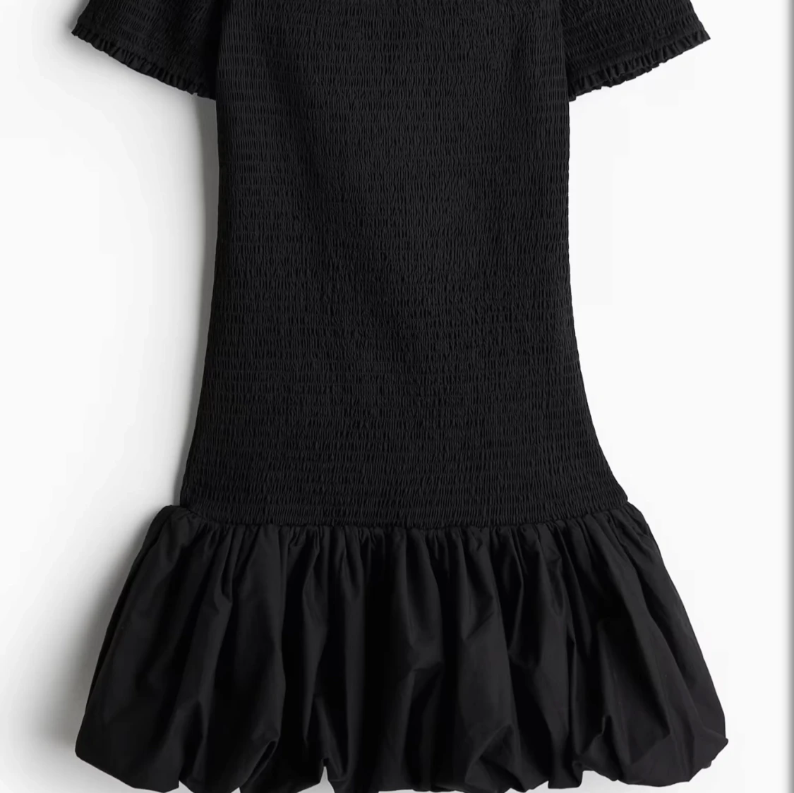 Svart kortklänning med volang