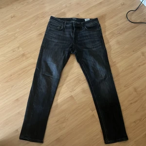 Svarta jeans från Jack & Jones Tapered Mike - Säljer ett par svarta jeans från Jack & Jones, modell Tapered Mike. 