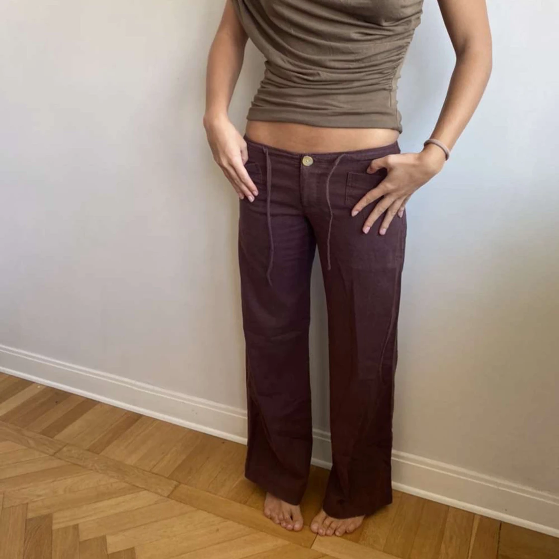 Bruna vida byxor med kontrastsömmar - 2