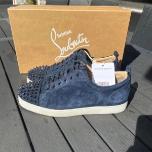 Christian Louboutin  - Tjena! Säljer nu dessa sjukt feta och eftertraktade skorna från märket Christian Louboutin. Box och kort ingår! Skorna är i en navy färg🔵 storleken är 43 men passar även 42/44! Kontakta mig vid minsta fundering😃
