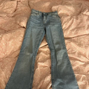 Ljusblå bootcut jeans - Säljer ett par ljusblå jeans med bootcut passform. Klassisk femficksmodell med dragkedja och knapp framtill. Perfekta för dig som gillar en retroinspirerad stil.💞💞