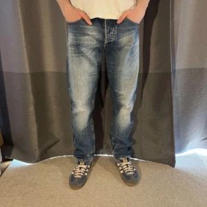 Blå Nudie jeans - Säljer ett par tvärsköna nudie jeans, dem är 31,12 och passar slim. Hör gärna av er med frågor, pris kan även diskuteras vid snabb äffär