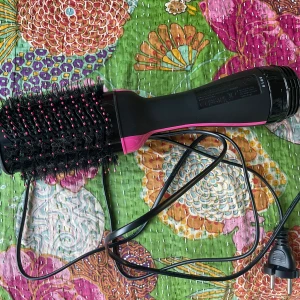 Revlon varmluftsborste - En elektrisk varmluftsborste från Revlon i svart med rosa detaljer. Borsten har täta borststrån med rosa toppar och är utformad för att både torka och styla håret. Ergonomiskt handtag och lång sladd för enkel användning. Nytt skick, använd 2-3 gånger då jag fick en liknande som jag gillar mer! 
