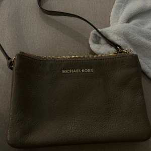  Michael, kors väska  -  En jättefin beige brun Michael, korsväska endast använda några gånger!💖