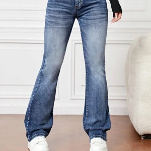 Jeans - Säljer dessa mörkblåa jeans. Endast använda en gång så som nya. Säljer då de inte riktigt passar mig. 