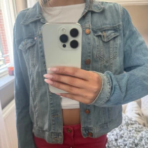 Jeans jacka  - Säljer denna super snygga jeansjacka då den ej kommer till användning. 