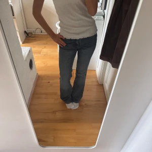 Blå raka jeans - Säljer ett par klassiska blå jeans med rak passform och normal midja. 