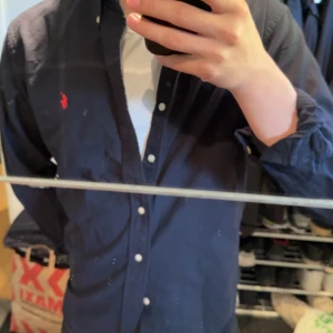 Ralph lauren skjorta - Fet mörk blå raffe skjorta strlk m men sitter som s.