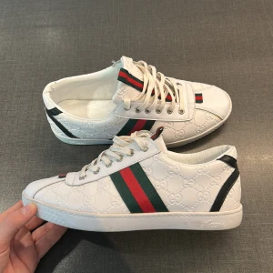 Gucci Ace skor  - Säljer ett par unika Gucci Ace i helt nytt skick utan några defekter. Skorna är i storlek 43 passar 42 och endast använda ett fåtal gånger. Skriv vid frågor eller funderingar eller vid önskemål av fler bilder. Priset kan såklart diskuteras