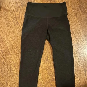 Svart träningstights - Ett par fina svarta träningstights som tyvärr har blivit försmå, inga defekter!💕