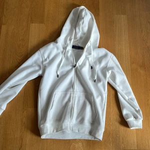 Vit hoodie från Polo Ralph Lauren - Säljer en vit Ralph lauren full zip, lite smutsig i fram. Pris kan diskuteras👍