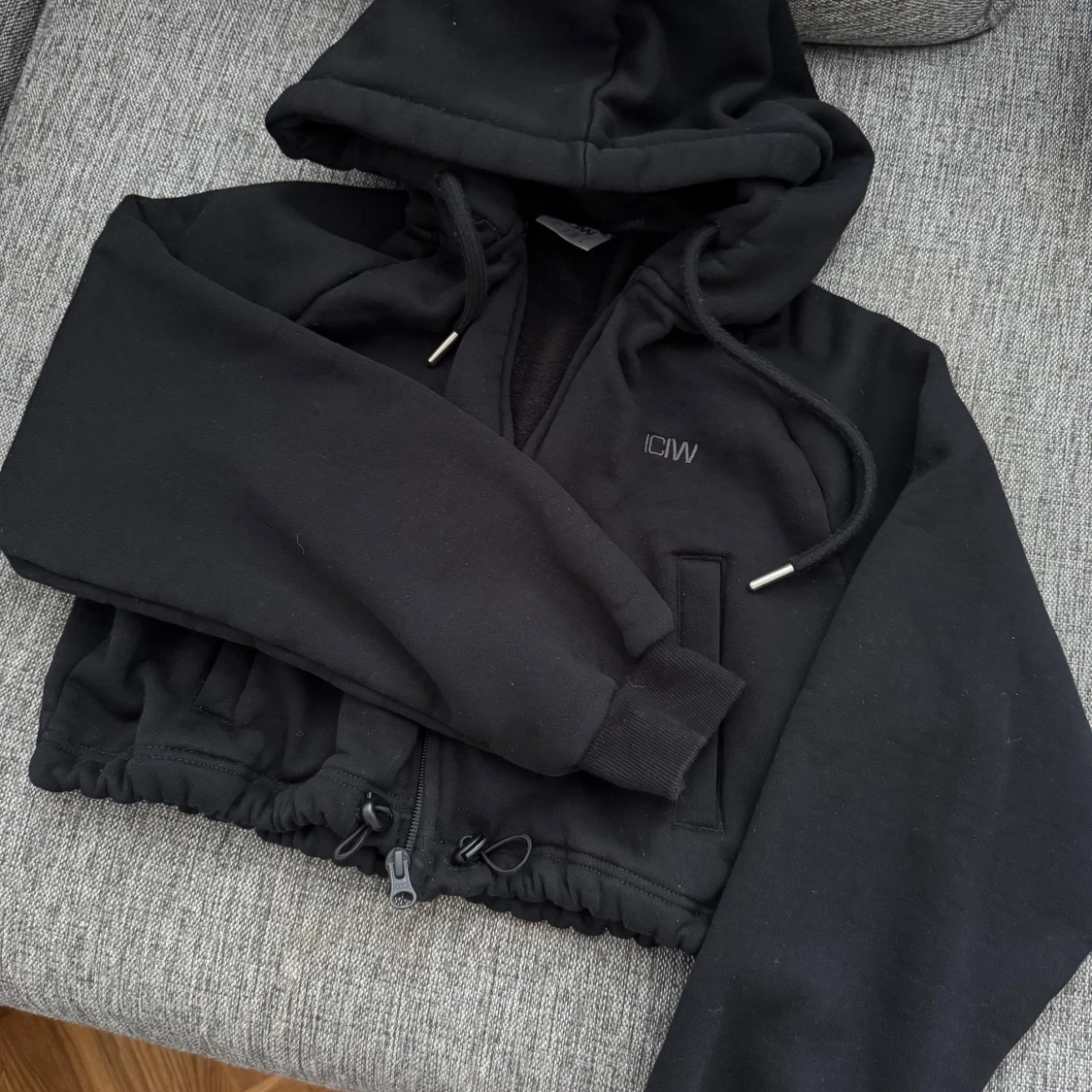 Svart croppad hoodiejacka från ICANIWILL - 1
