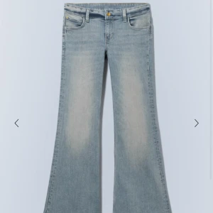 SÖKER cheap monday low flared jeans Kite blue - Söker i cheap monday low flared jeansen i färgen kite blue i storlek 26/30 , 27/30,  28/30 om du har någon av de skriv till mig 🙌 