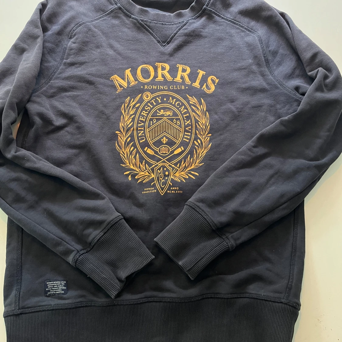 Mörkblå sweatshirt från Morris R. Club - 1