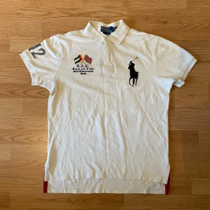 Ralph Lauren Uae Pike - !skicka bud för snabb affär! Ralph lauren uae polo, bra skick men några märken vilket kan tas bort. Storlek M. Skriv om ni undrar någonting 📲📲