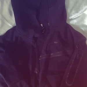 Svart hoodiejacka från Nike - Nike teech, har haft den ett år den är använd men den är fortfarande i okej skick!
