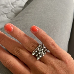 Silvrig ring med nitar från Edblad - Cool och unik silvrig ring från Edblad! Har använt många gånger men är fortfarande i så bra skick💖 Storleken är 17,5! 
