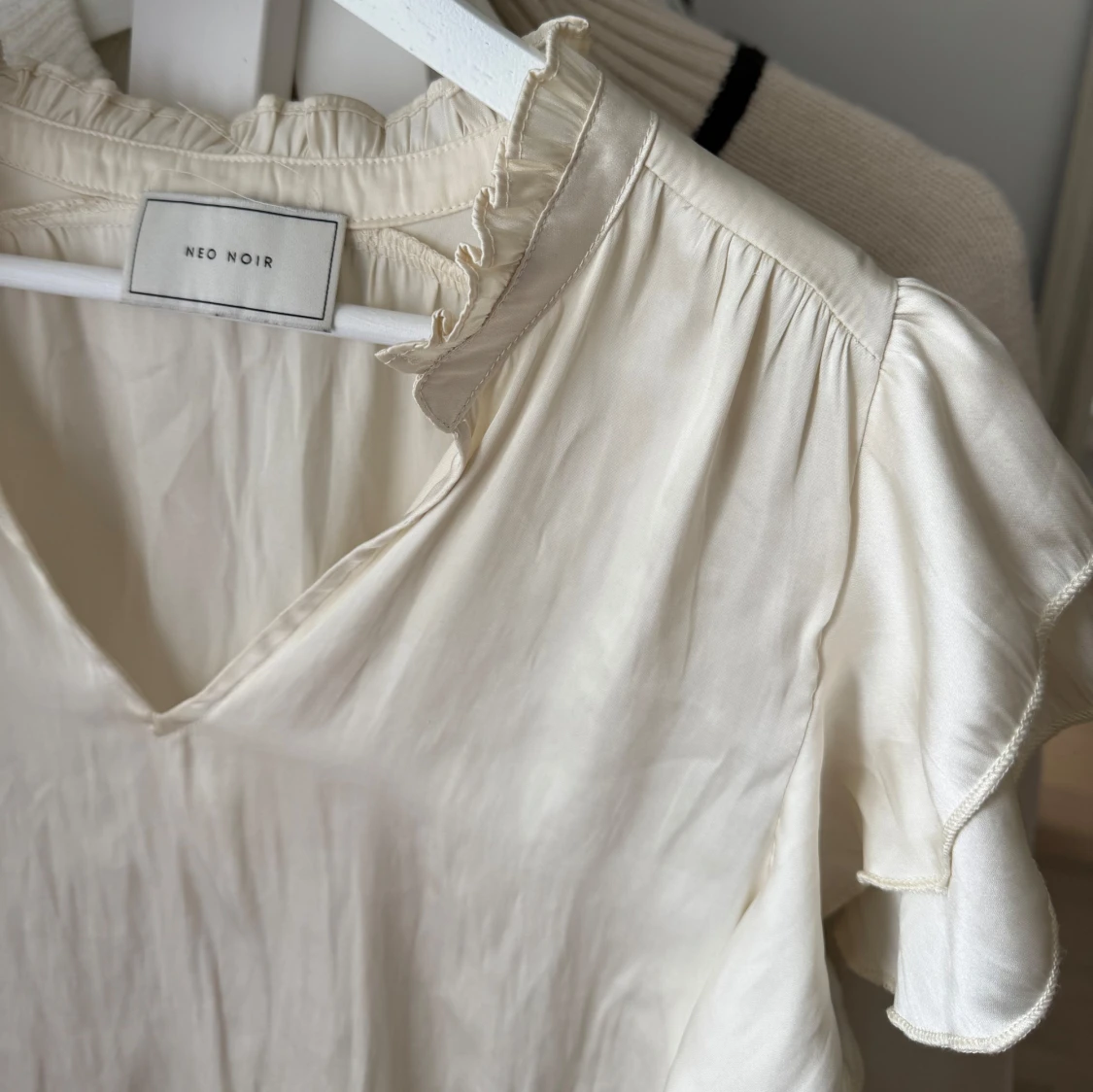 Krämvit blus med volang från Neo Noir - 1
