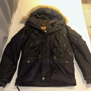 Parajumper jacka  - Hej säljer min parajumper jacka då den inte används längre, en riktigt skön o varm jacka, storlek s, bra skick.