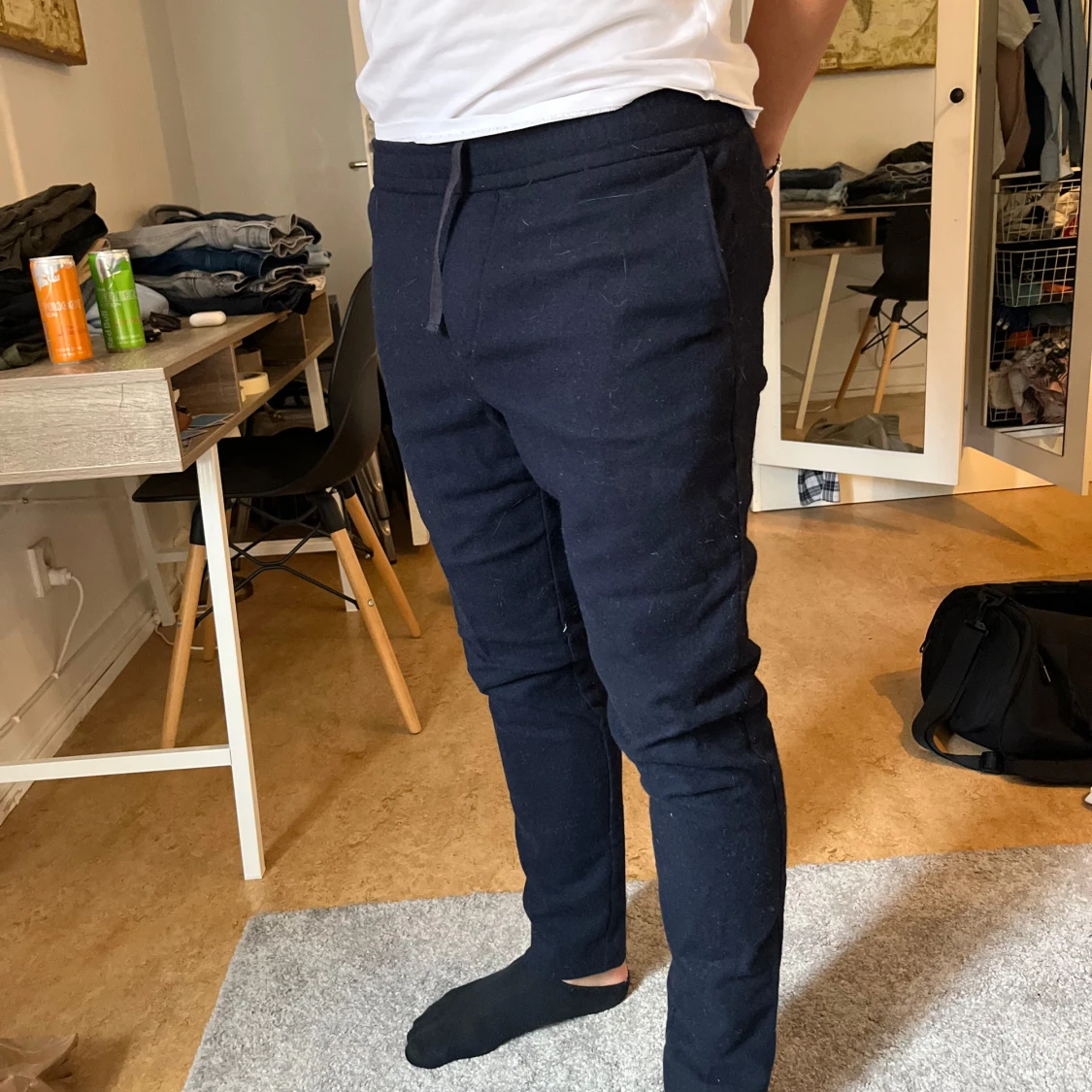 Mörkblå chinos från A days march