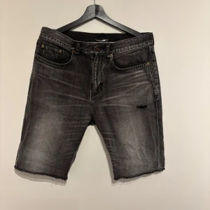 Saint Laurent shorts  - Säljer dessa Saint Laurent Paris shorts perfekta till sommaren. De har en liten sliten look med grå färg. Med många detaljer som skiljer dessa shortsen från andra. De är köpta för 7500 kr mitt pris 1500 då de inte är min stil längre. Väldigt svåra att få tag på och går på eBay för runt 4000 tusen.  Hör gärna av dig vid fler frågor och vid snabb affär kan priset diskuteras. 