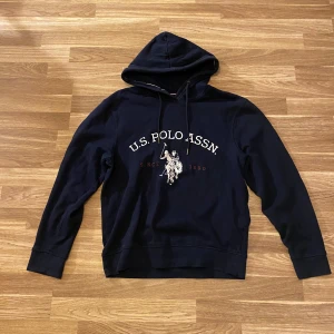 Mörkblå hoodie från U.S. Polo Assn. - Mörkblå hoodie från U.S. Polo Assn i storlek S