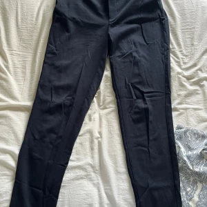 Kostymbyxor  - Kostymbyxor från Vero Moda i storlek M34. De är använda en hel del men inget som märks förutom att de är noppriga. Säljer då de är för små för mig. Fickor fram och fejk baktill. Bälteshällor i midjan med en fejk gylf. Pris är diskuterbart  Hör av dig vid frågor