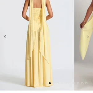 Ljusgul axelbandslös långklänning med slits - Säljer en elegant ljusgul långklänning från Babyboo med axelbandslös design och hög slits framtill. Den är endast testad och i storlek xs💕köpt för 1750 svenska kr + frakt på ca 300kr