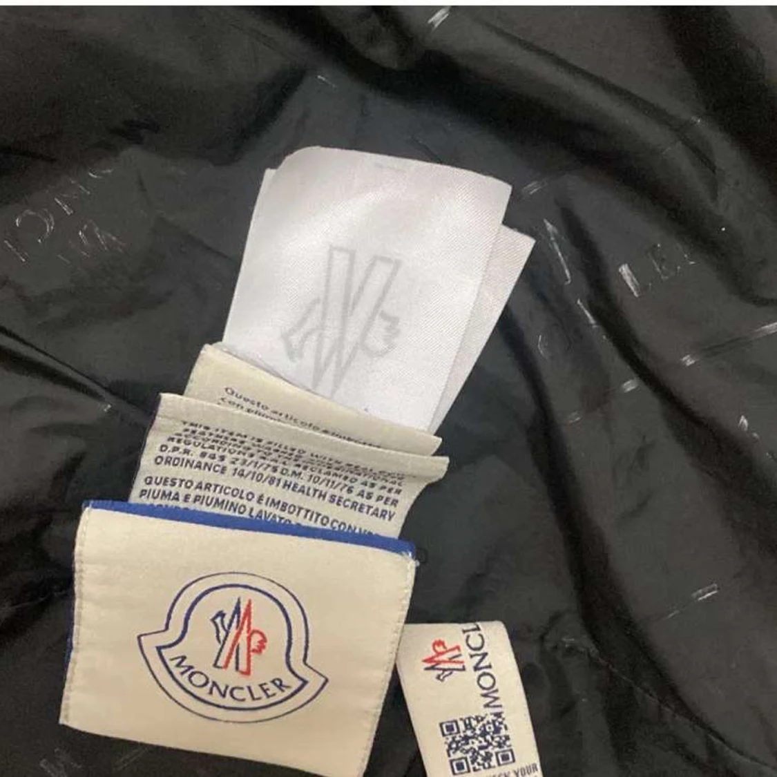 Svart vindjacka från Moncler med huva - 1