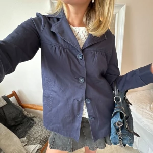 Kappa - Så snygg kappa i storlek M! Perfekt över en klänning 💙💙