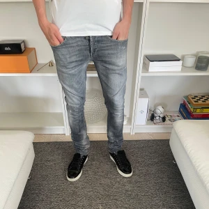 dondup jeans - Tja säljer dessa  dondup jeans i modellen george nypris 3000 mitt pris endast 999kr nyskick! skriv om du har någon fråga// armadiosell