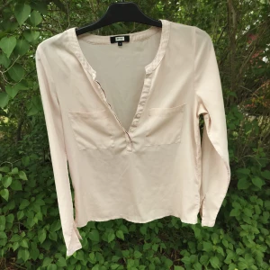 Blus - En fin blus, perfekt för våren och sommaren. Passar bra med ett par snygga jeans