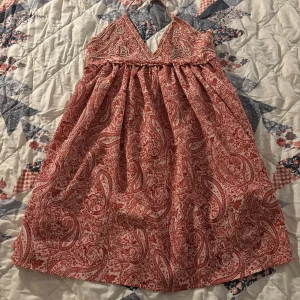 Röd paisleymönstrad klänning - Jätte söt somrig klänning ifrån zara, aldrig använd