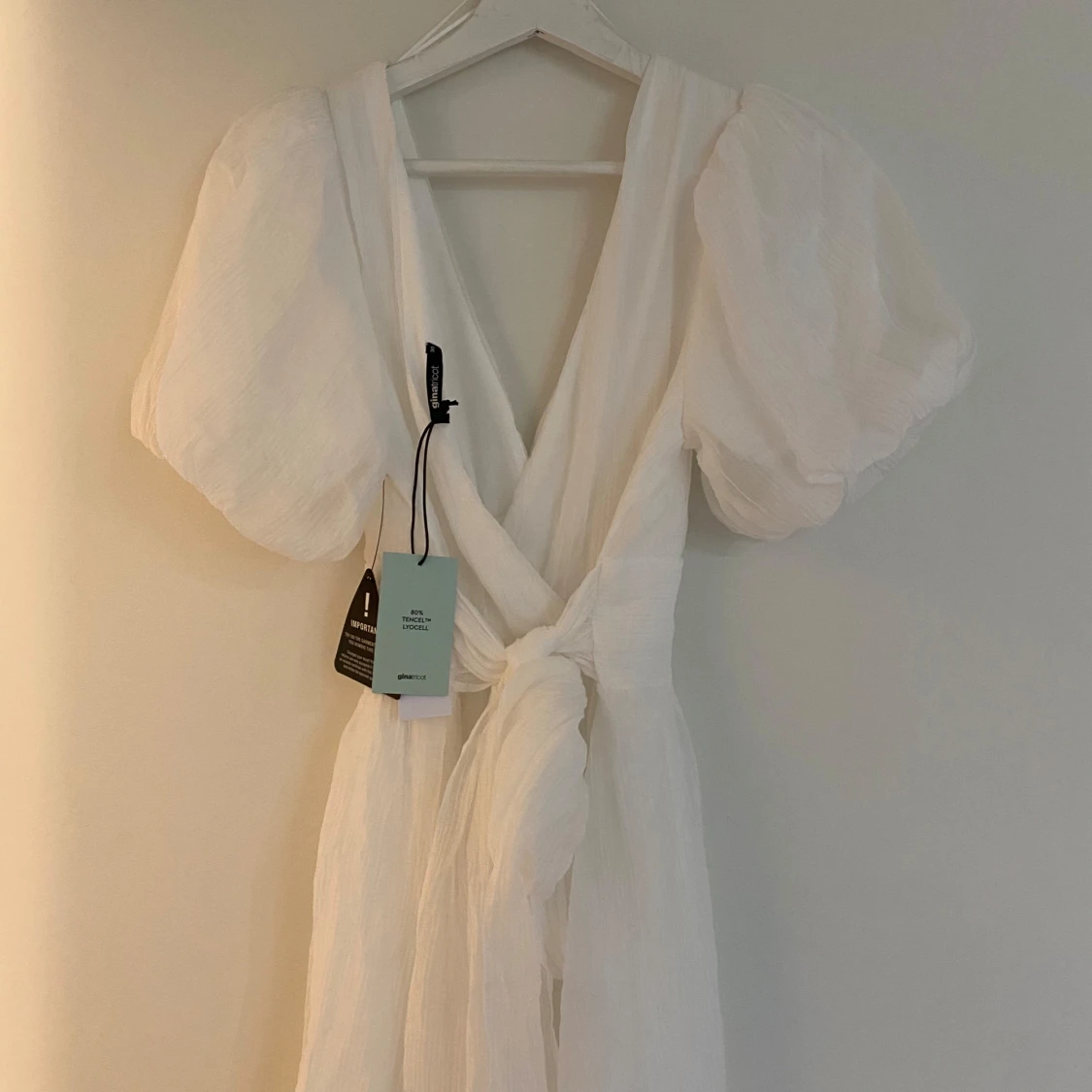 Vit omlottklänning med puffärmar från Gina tricot  - 1