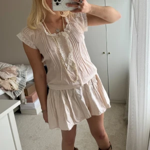 Snygg kortärmad klänning - Drömmigaste volangklänningen från hunkydory i storlek M, skulle säga att den funkar som xs-l, beroende på hur man vill att den sitter (jag brukar bära s)🩷💖💕