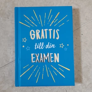Studentpresent - En peppig presentbok fylld med inspirerande citat och motiverande budskap för dig som tagit examen. Perfekt för att fira en ny början och ge extra energi inför framtiden. Färgglad design och positiva texter gör den till en rolig och minnesvärd gåva.