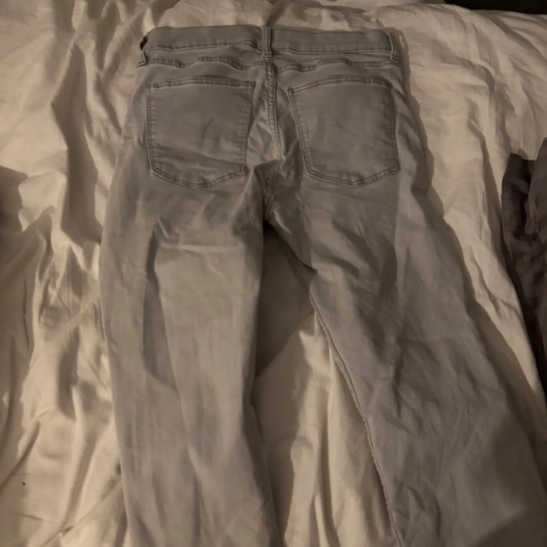 Ljusgrå jeansbyxor - 1