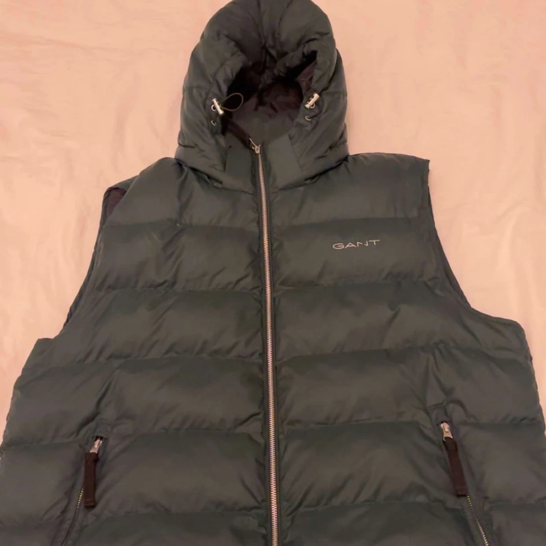 Mörkgrön dunväst med huva från GANT