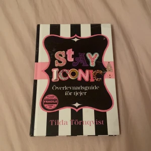 Stay Iconic: Överlevnadsguide för tjejer - En peppig och inspirerande överlevnadsguide för tjejer, fylld med tips om självförtroende, stil och att våga vara sig själv. Fick i februari. Perfekt för unga som vill sticka ut och ta plats i världen med glittrig attityd. 
